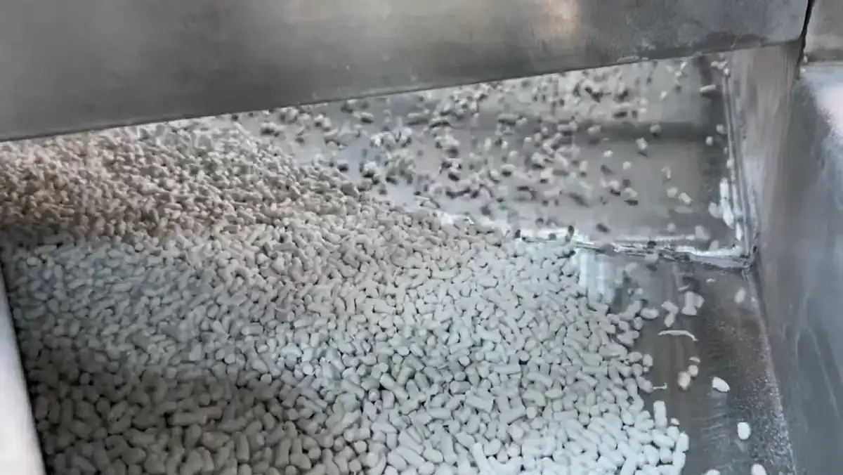 Granulés de carbonate de calcium en mouvement